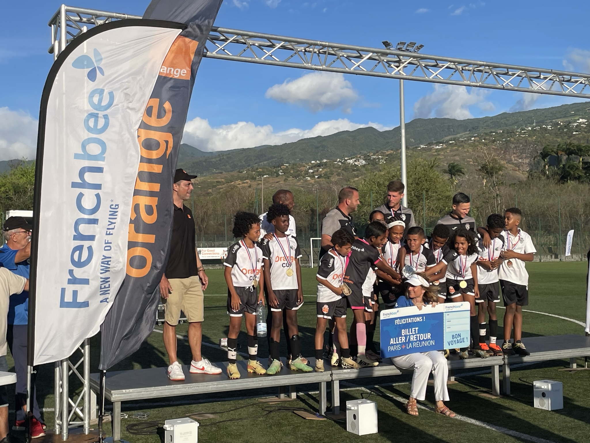 remise du prix voyage à Paris à l'équipe gagnante de l'AJ Saint-Pierroise