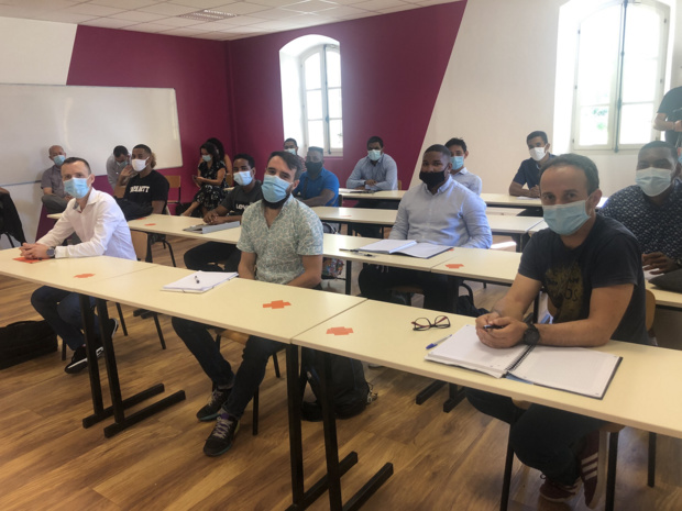 Les étudiants en salle de classe pour la session d’intégration