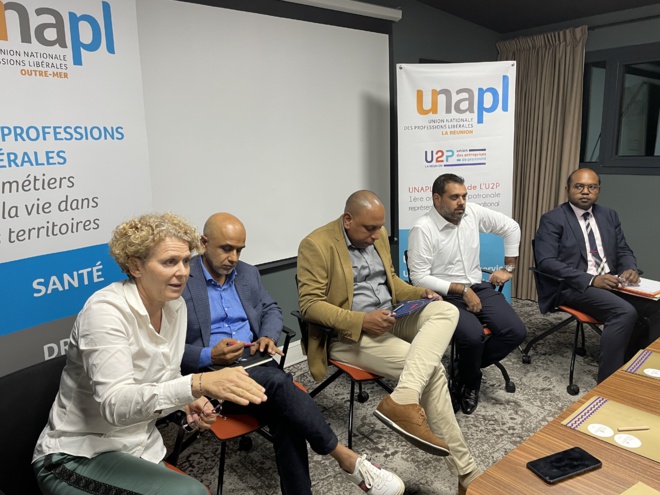 De gauche à droite : Elise de Laissardière, Administratrice judiciaire,  Abdoullah Lala, Président de l’UNAPL Réunion, Pierrick Robert, Président de la CCI Réunion,  Christophe Cambona, Directeur Adjoint du service recouvrement juridique CGSS Réunion, Réza Badat, l’Avocat au barreau de Saint Denis.