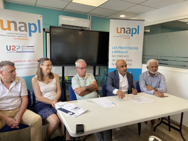 (de g. à d.) Eric Bertrand de la DEETS, Corinne Dubois, Directrice régionale de l'Aract, Patrick Jacquottet de CFE-CGC, Abdoullah Lala, Président de l'UNAPL Réunion, Alçay Mourouvaye, Délégué général de l'UNAPL Réunion.