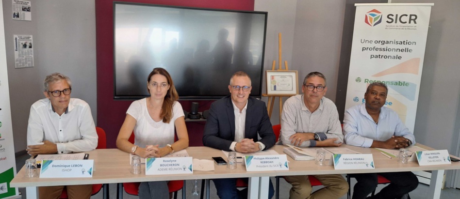 Photo des parties prenantes (de gauche à droite) : Dominique LEBON (ISHOP), Roselyne BOUCHERON (ADEME REUNION), Philippe-Alexandre REBBOAH (SICR), Fabrice HOARAU (REGION REUNION) et Lilian RINGUIN-VELLEYEN (CMA REUNION).