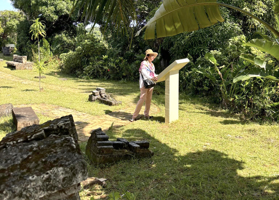 Huguette Bello visite le cimetière des pirates de l'île Sainte-Marie