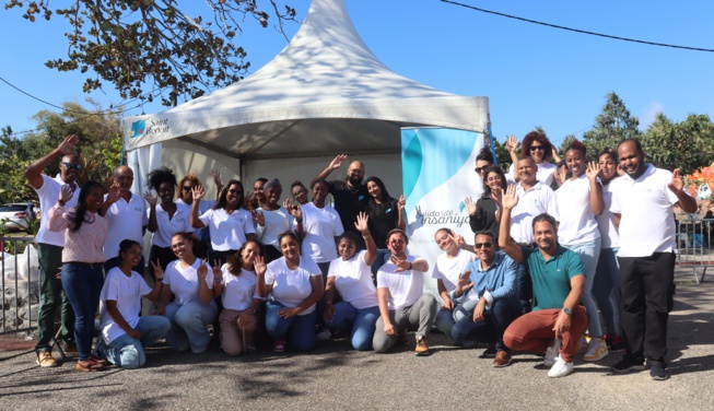 L'ensemble des équipes chargées de la distribution des colis alimentaires_ Insaniyat, le CCAS et la mairie de St-Benoît, les étudiants de l'IRTS de La Réunion