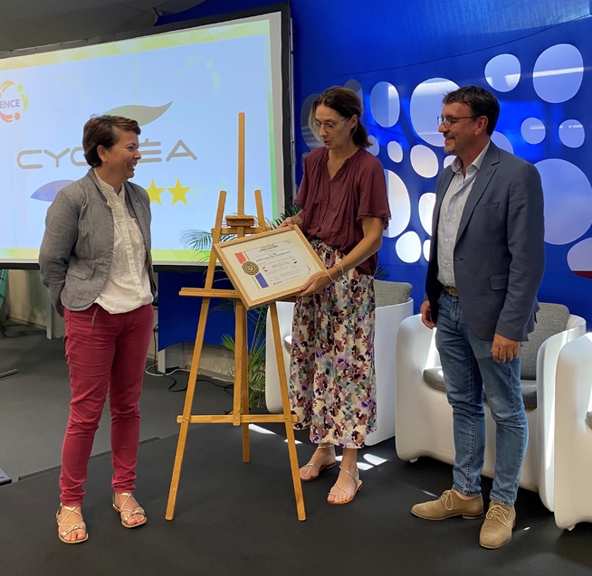 Remise de l'attestation EFFICIENCE à Laurent BLERIOT de CYCLEA par Roselyne BOUCHERON de l’ADEME Direction Régionale Océan Indien et Nathalie INFANTE de la Préfecture de La Réunion