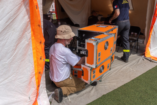 Installation du safety case sur le site de l'hôpital de campagne (ESCRIM) à Cavani