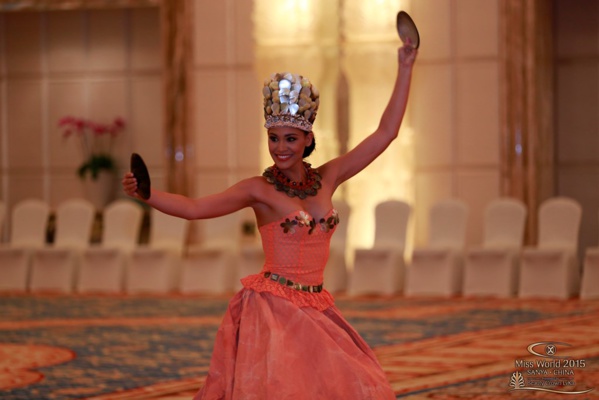 Hinarere Taputu Miss Tahiti 2014