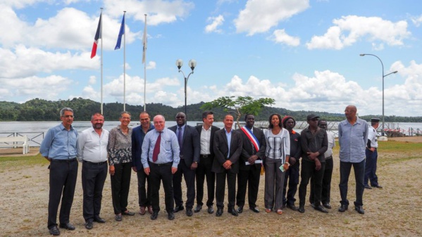 Sur la photo: Le Président de la Collectivité Territoriale de Guyane, Rodolphe Alexandre / le maire d’Apatou, Paul Dolianki, la députée Chantal Berthelot, les sénateurs Georges Patient et Antoine Karam, et le Préfet de Guyane, Martin Jaeger.