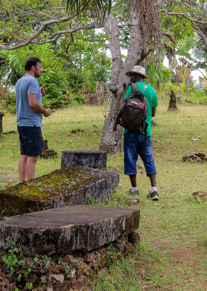 Samuel Le Bihan visite le cimètière des pirates à l'île Sainte-Marie (Madagascar)